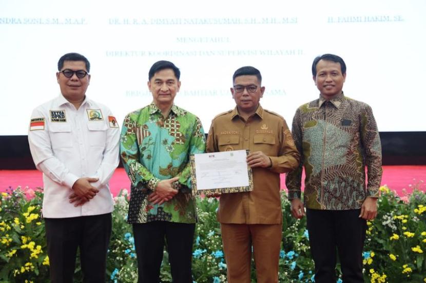 Pemerintah Provinsi Banten akan membentuk desk khusus guna memperkuat pencegahan korupsi dan meningkatkan pelayanan publik setelah hasil SPI KPK menunjukkan kategori merah.